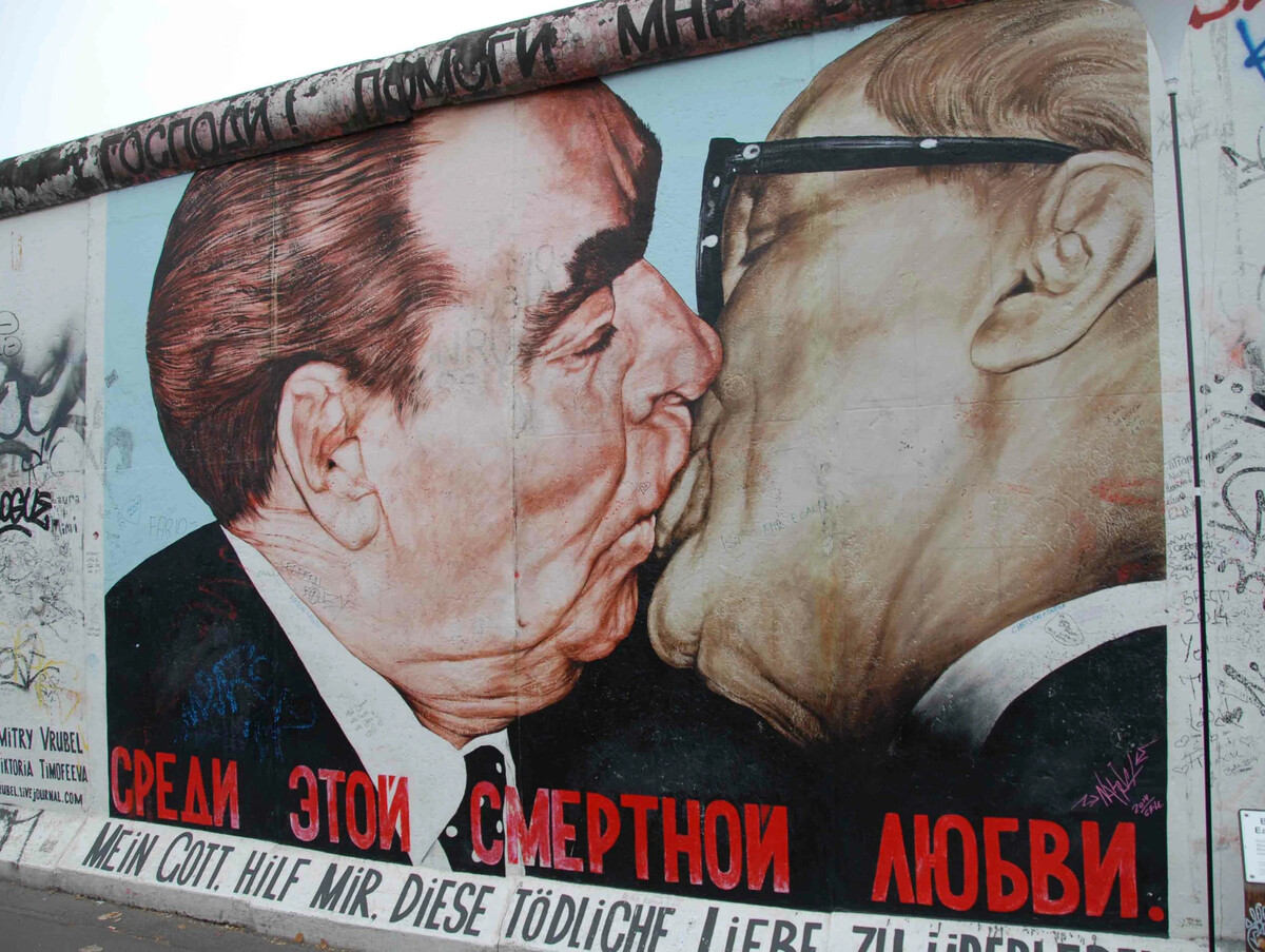 Выжить среди смертной любви. Поцелуй Брежнева и Хонеккера на Берлинской стене. Поцелуй Брежнева и Хонеккера на Берлинской стене фото. Господи помоги мне выжить среди этой смертной любви. Поцелуй Брежнева и Хонеккера футболка.