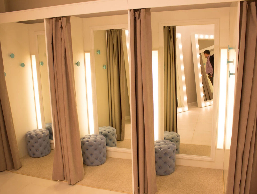 Примерочные кабины. Примерочные кабины. Примерочная в бутике. Примерочная комната. Примерочные в магазинах одежды.