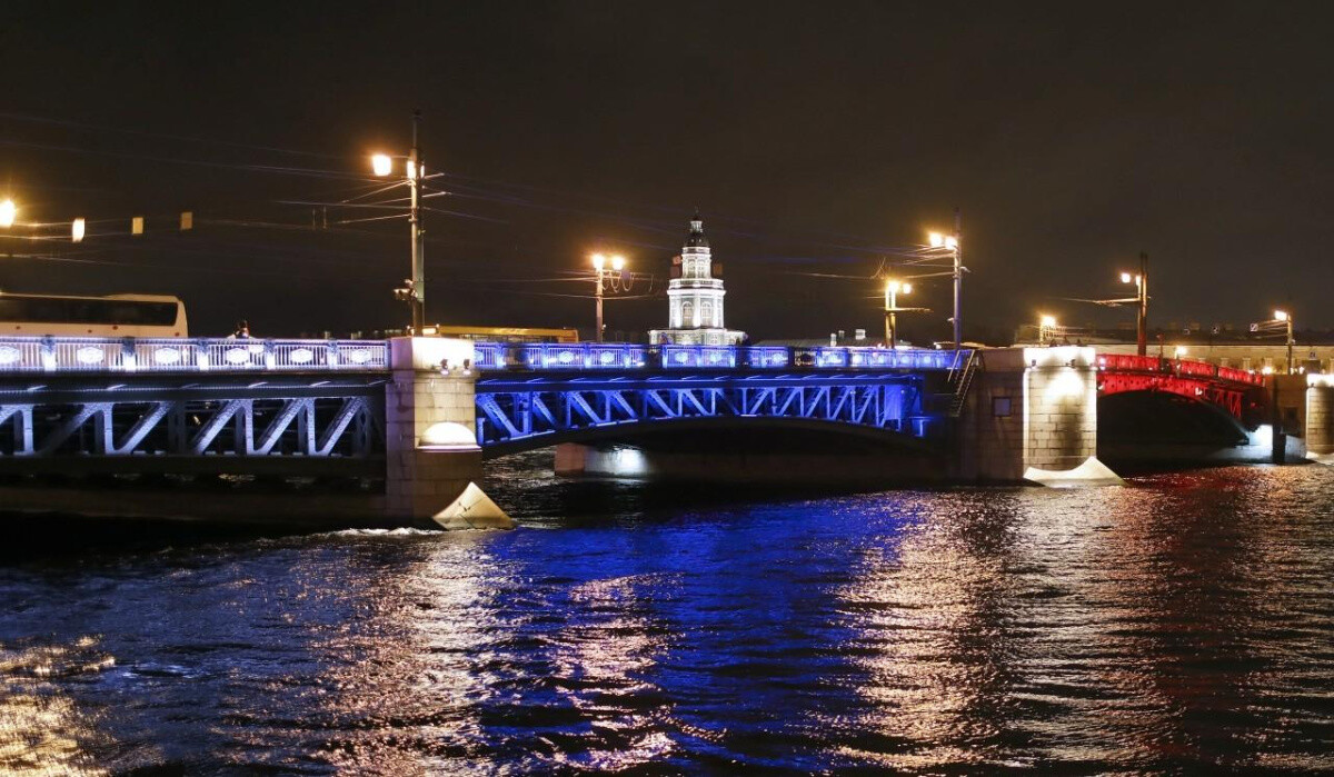 Дворцовый мост Дворцовый мост в Санкт-Петербурге. Наплавной Дворцовый мост. Подсветятся Дворцовой мост в Санкт-Петербурге.