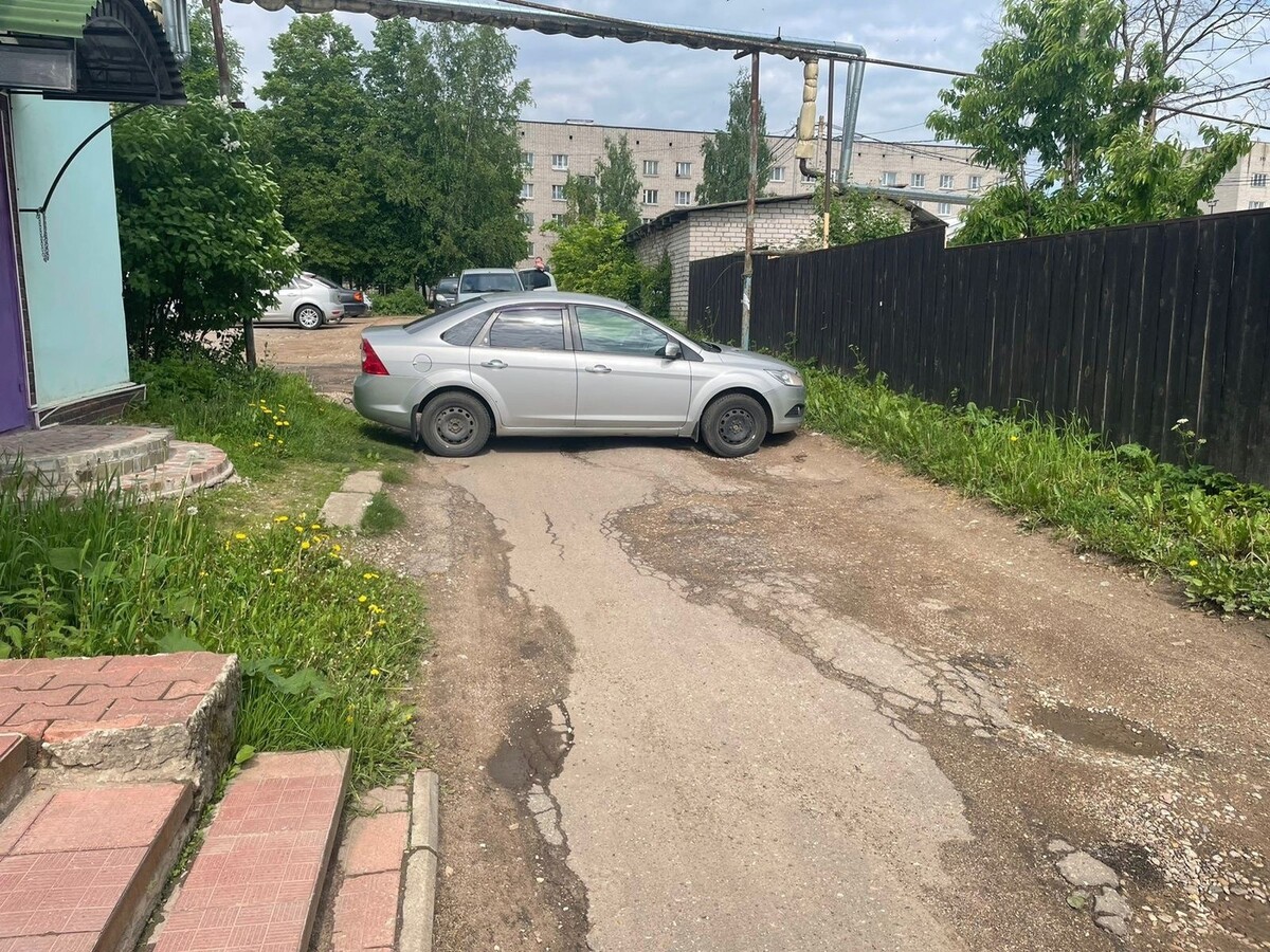 Дзен смоленск. Выезд со двора. Смоленск дворы.