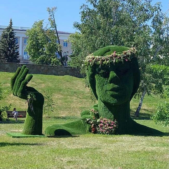 Круглая зеленая голова. Голова на набережной Тамбов. Зеленая голова. Берлинская зелёная голова. Зеленые арт объекты.