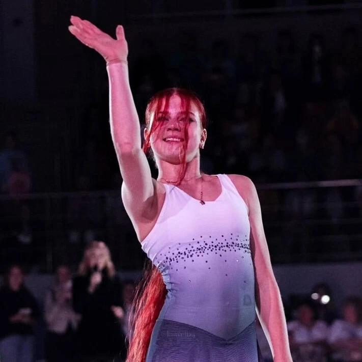 Непредвзятый спорт дзен фигурное. Олимпийское золото. Саша Трусова олимпиада награждение. Фото яни и саше.