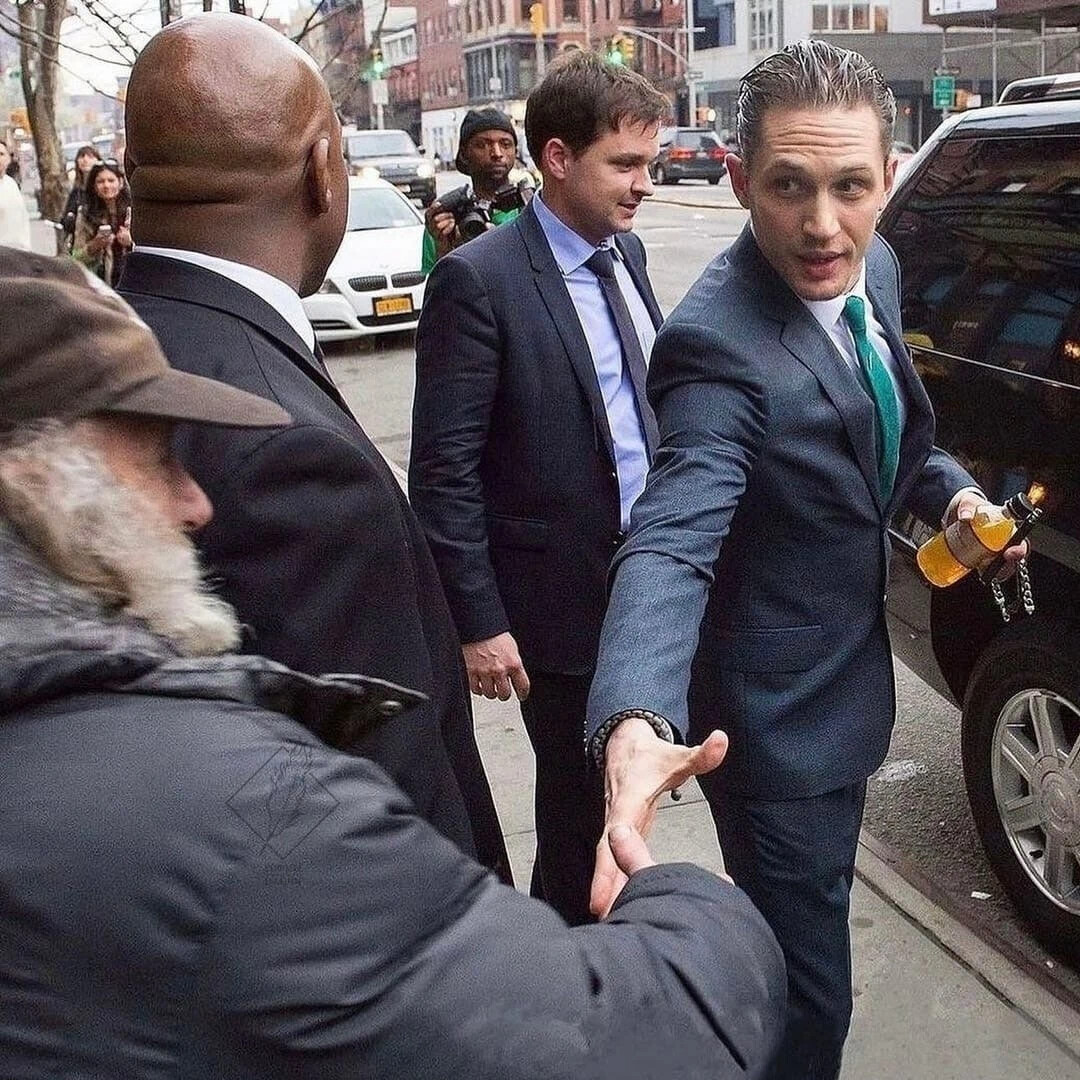 Схуяли картинка. Меня так воспитали что нужно относиться. Я скромная и воспитанная. Умная интеллигентная воспитанная но блин как за руль сажусь. Меня можно удивить только хорошим воспитанием.