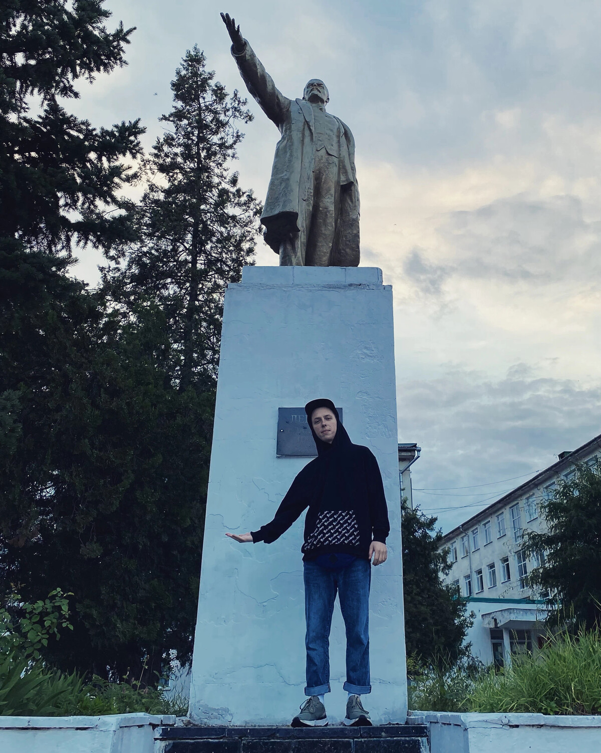 А наш батюшка ленин совсем
