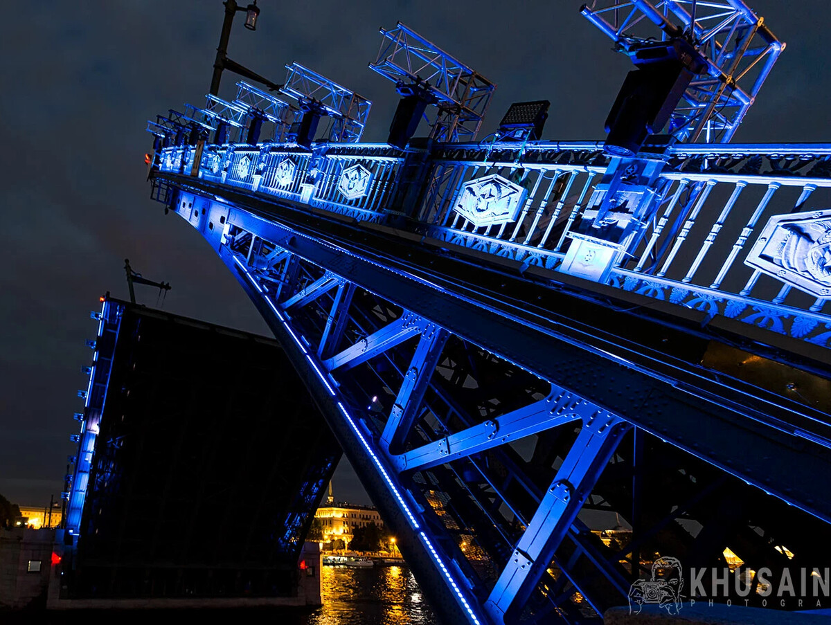 В апреле разводят мосты в питере. Дворцовый мост в Санкт-Петербурге. Мост ночью. Дворцовый мост ночью. Дворцовый мост в Берлине.