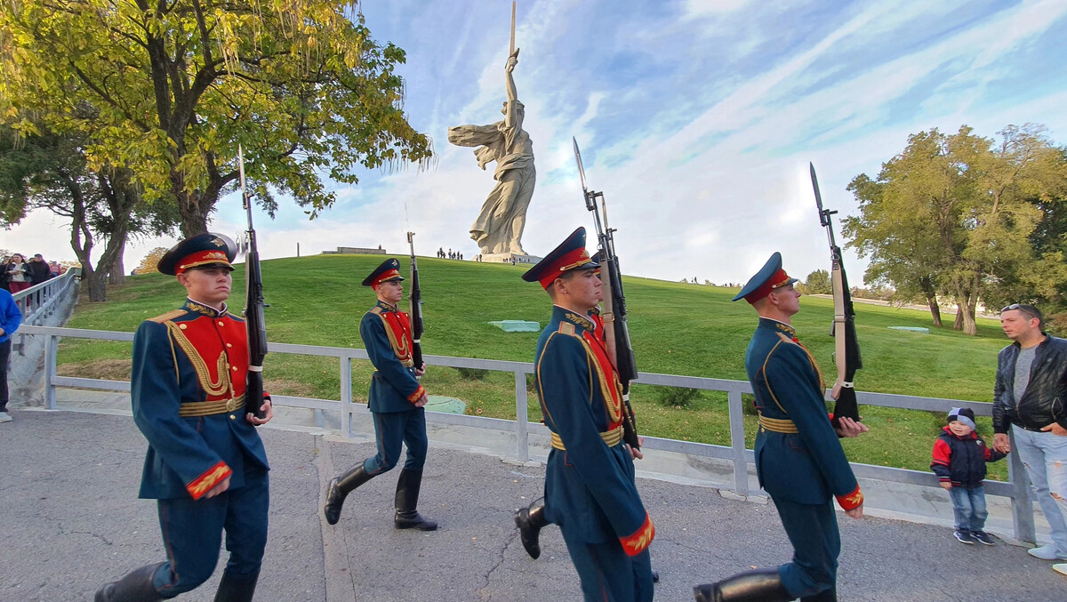 Во сколько смена караула в волгограде. Рота почетного караула Мамаев Курган. Почетный караул в зале воинской славы Волгоград.