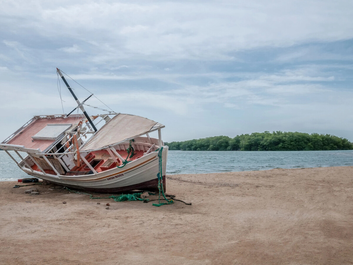 Это просто идиома! High and dry. Эта идиома переводится «в беде». Часто ...