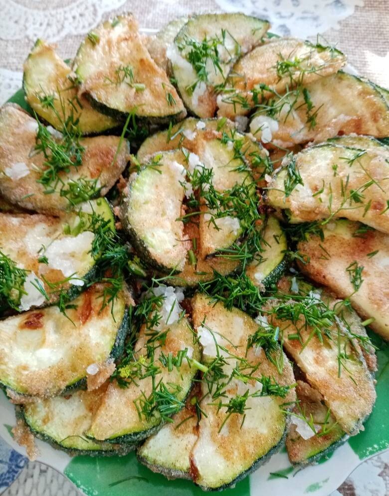 Кабачки с мукой и чесноком на сковородке. Кабачки жареные в кляре с чесноком. Кабачки в кляре. Кабачки жареные на сковороде кружочками в муке. Кабачки мука чеснок.