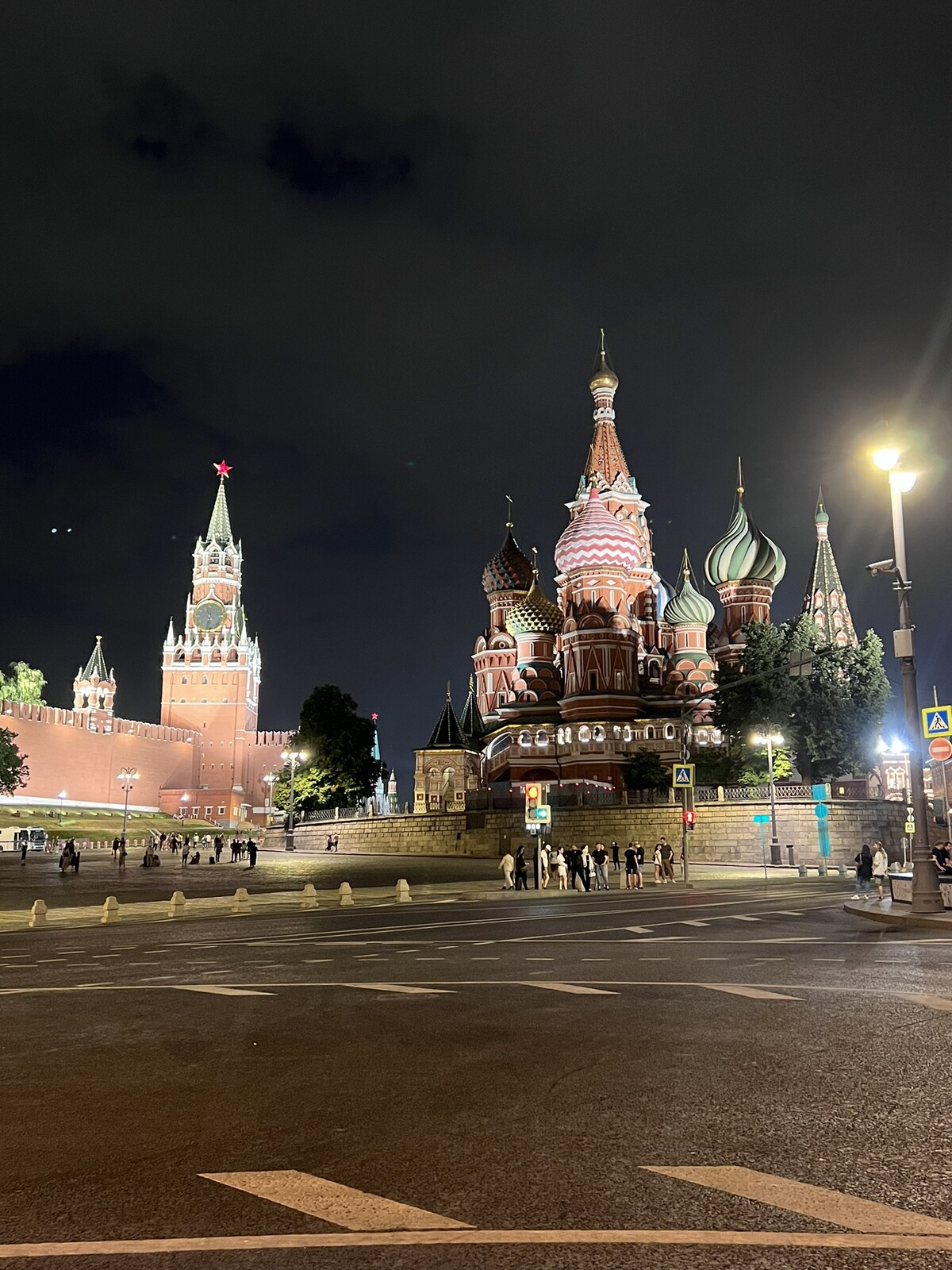 Вечерние экскурсии. Улица Кремлевская Москва. Кремль фонари. Кремль Москва фото 2020. Фотолокации около Кремля Москва.