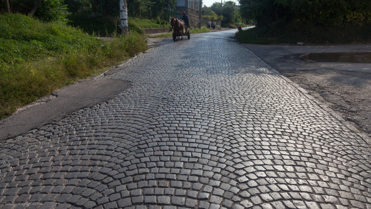 Дорога вымощена узорным паркетом