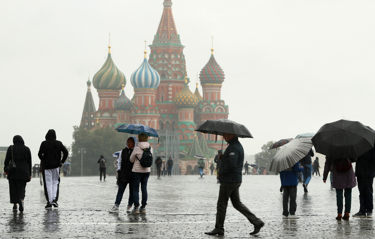 Дождь в Москве. Дождик в Москве. Сильный дождь. Красная площадь дождь.