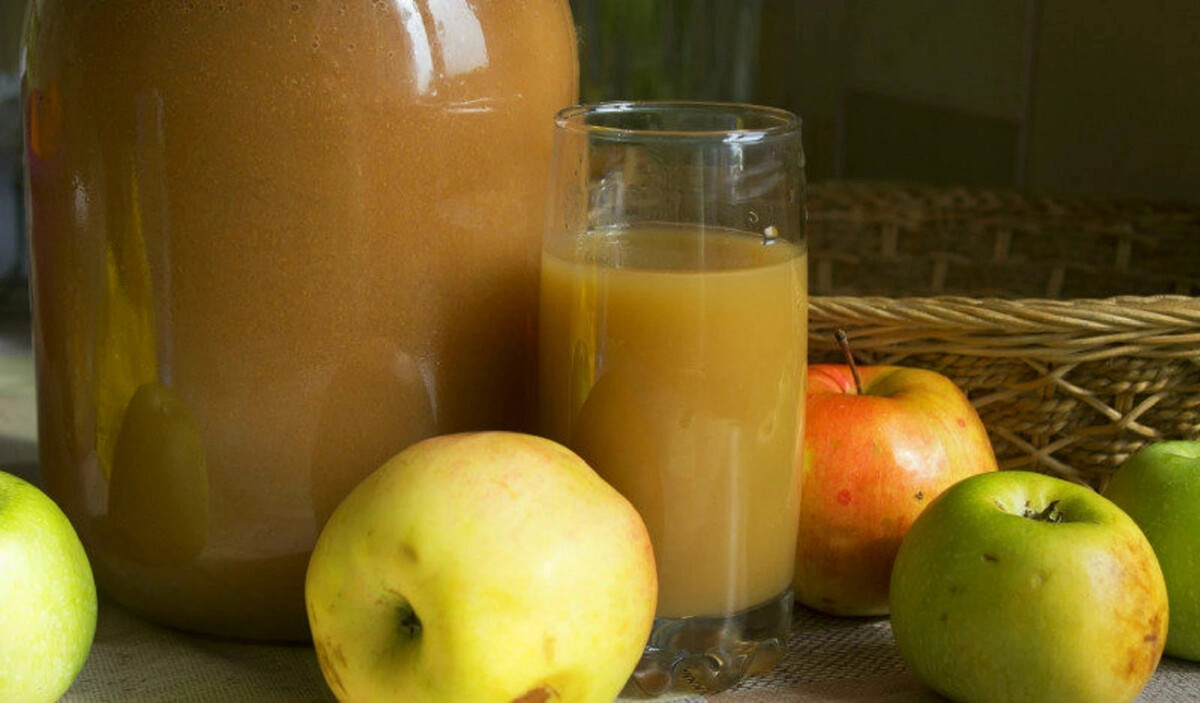 Яблочный сок вода сахар. Домашний яблочный сок. Яблочный сок на зиму. Сок из яблок на зиму. Яблочный сок с мякотью домашний.