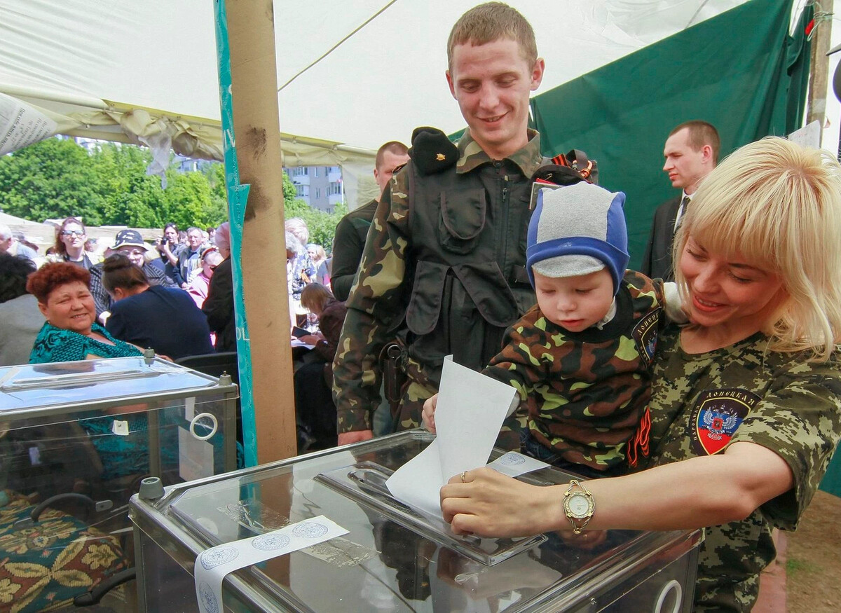 референдум в донецке 2014. бюллетень референдума в донецке. 2014. референдум в крыму 2014 очередь. референдум донбасс луганск.