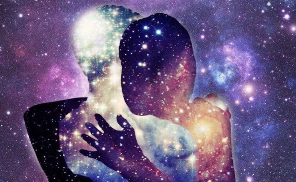 Город тесно связанный с космосом. Мужчина и женщина космос. Космос внутри человека. Объятия космос. Космическая любовь.