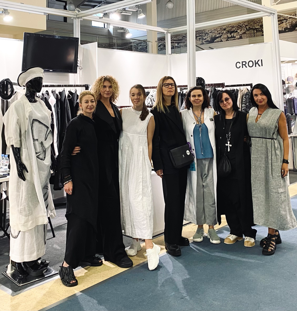 концептуальные бренды одежды. концептуальная одежда для женщин. бренд концептуальной одежды. артикул cashmere iceberg. временный концептуальный бутик мужской одежды.