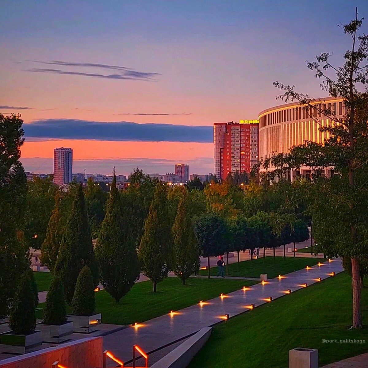 Краснодарский т. Парк Галицкого в Краснодаре вечером. Парк Галицкого в Краснодаре ночью. Полюстровский парк ночью. Парк Галицкого в Краснодаре 2021.