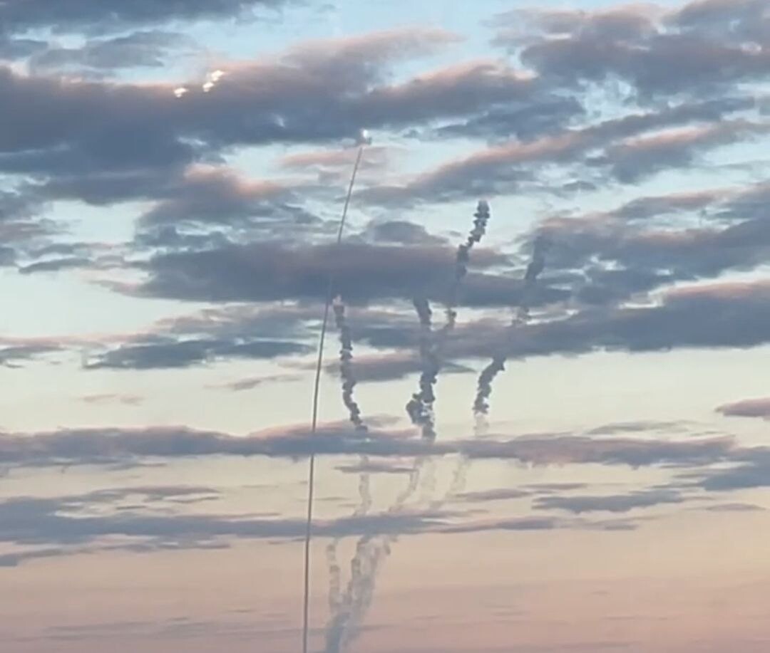 пво сработала в небе. в белгороде на небе флаг. белгород дым. громко в небе над белгородом сегодня. пво белгород.