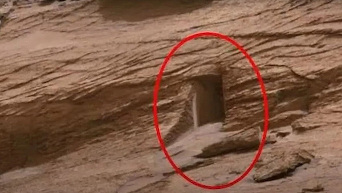 Какую вещь бекки нашли в пещере. Странные объекты на Марсе. Странные места на Марсе. Секретные снимки Марса. Странные снимки с Марса.