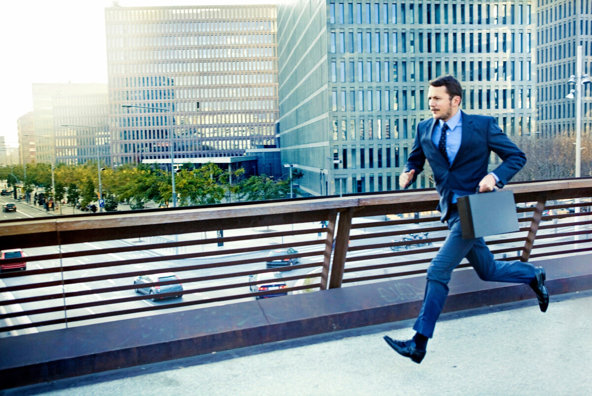 Прогулов москва. Отсутствие прогул. Прогулов москва. Прогулов москва. Бизнесмен бежит.