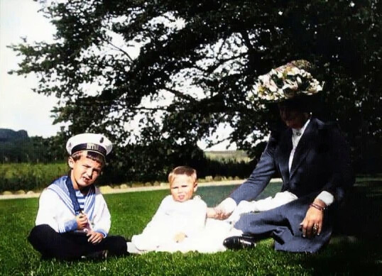 со своим двоюродным братом. двоюродная сестра двоюродного брата. со своим двоюродным братом. двое мальчиков. николай 2 и георг 5.