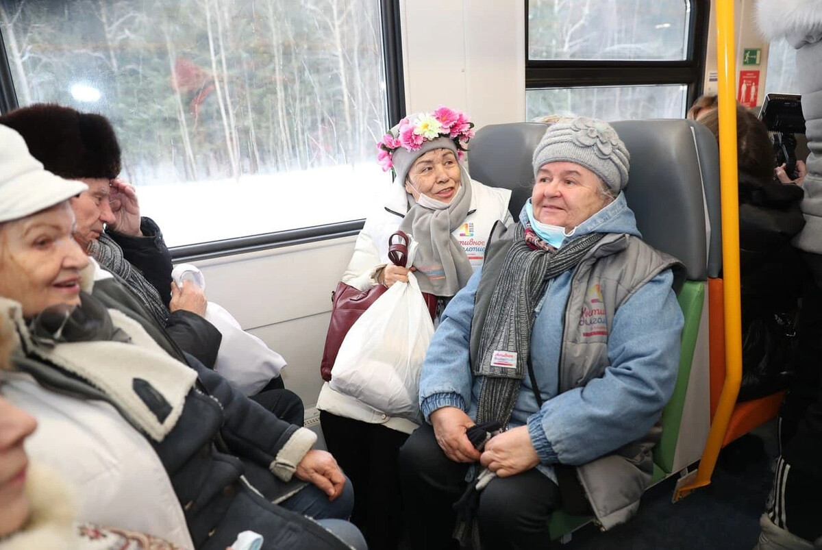 Куда бабки едут в 6 утра песня. Бабушка в транспорте. масленичный поезд. бабушки в россии. куда утром едут бабки.