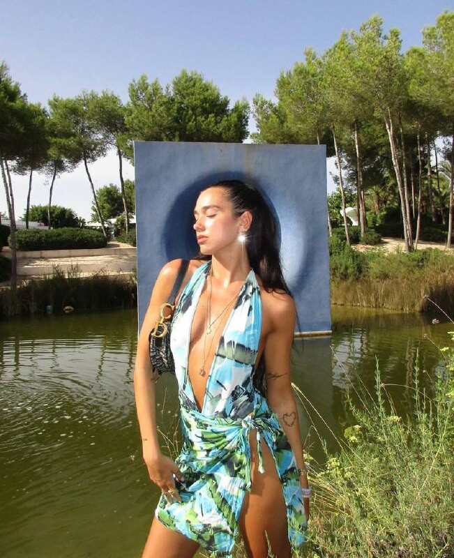 Поцелованная испанским солнцем Дуа Липа в купальнике Dior осень-зима 2001 г...