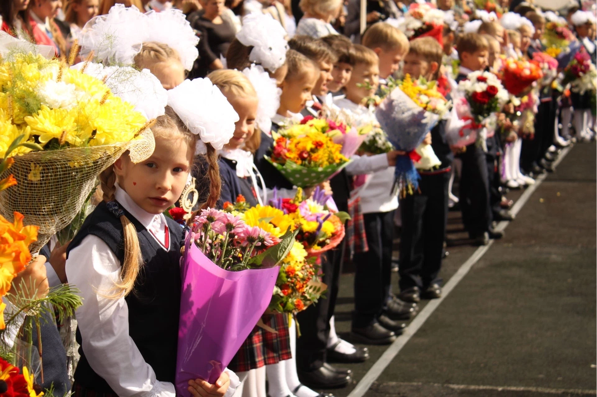Первое сентября. Линейка в школе. 1 Сентября линейка в школе. День знаний.