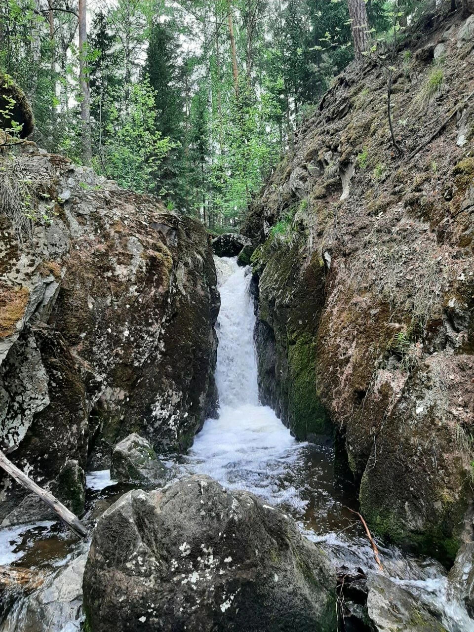 Водопад каменные губы Полевской. Водопад каменные губы откуда такое название. Отдых на Урале.