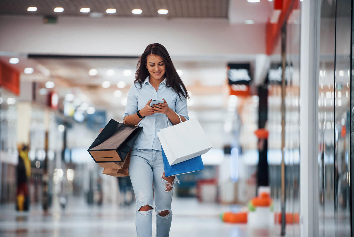 Everyday shopping. Фото брюнетки с покупками. Женщина брюнетка с покупками. Shopping Day.