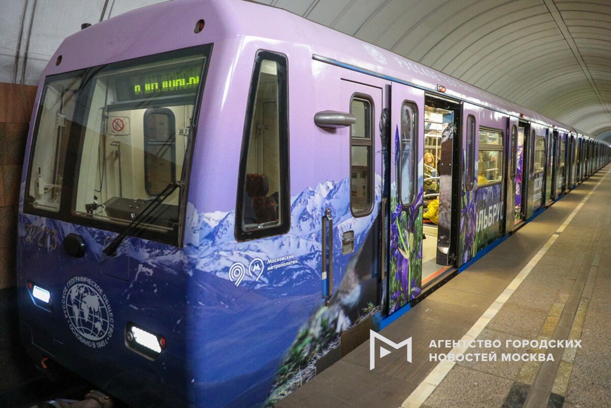 На зеленой ветке запустили новые поезда. Вагон метро Москва 2021. В Московском метро запустили новый тематический Метропоезд. Поезд метро. Поезда Московского метрополитена.