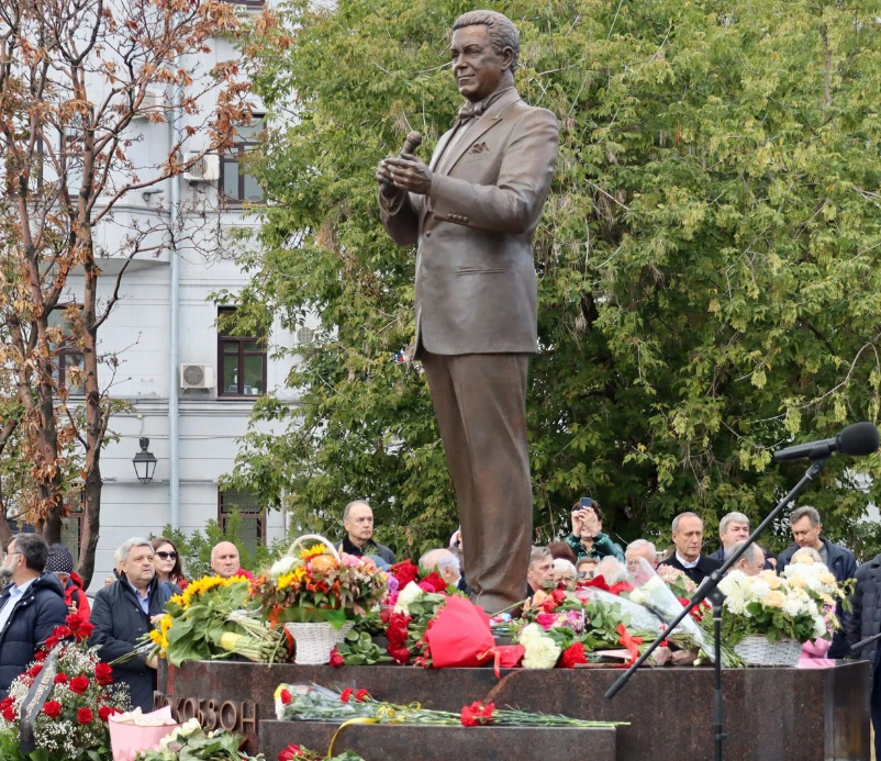 Памятник кобзону в москве. Памятник Иосифу Кобзону в Москве. Памятник Кобзону в Москве в оружейном. Оружейный переулок памятник Кобзону.