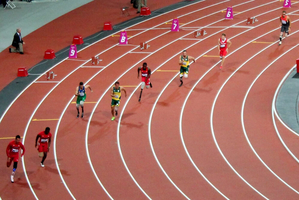 бегуны на старте на стадионе