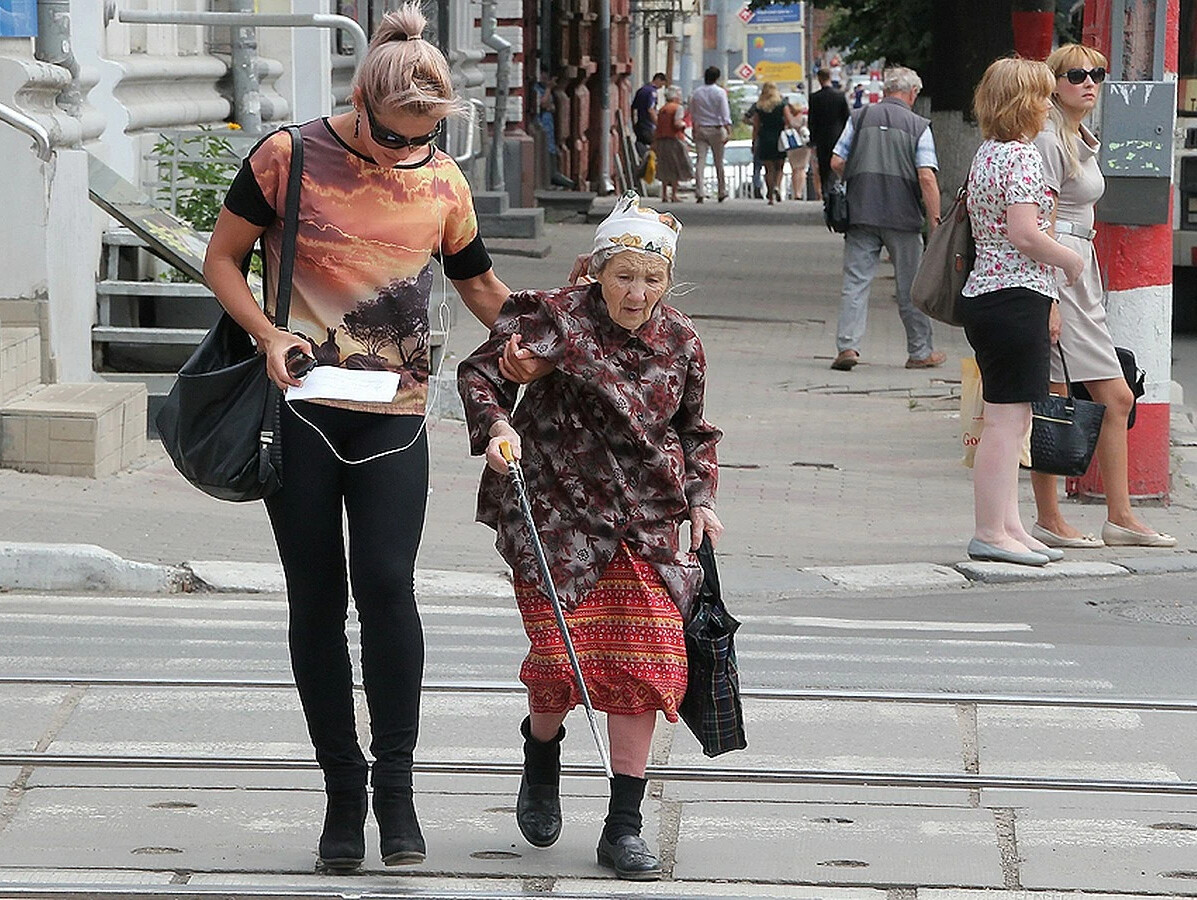 Увидел дрозд что идет старуха с внучкой. Бабушка на улице. Старушка на улице. Пожилая женщина на улице. Люди на улице бабушка.