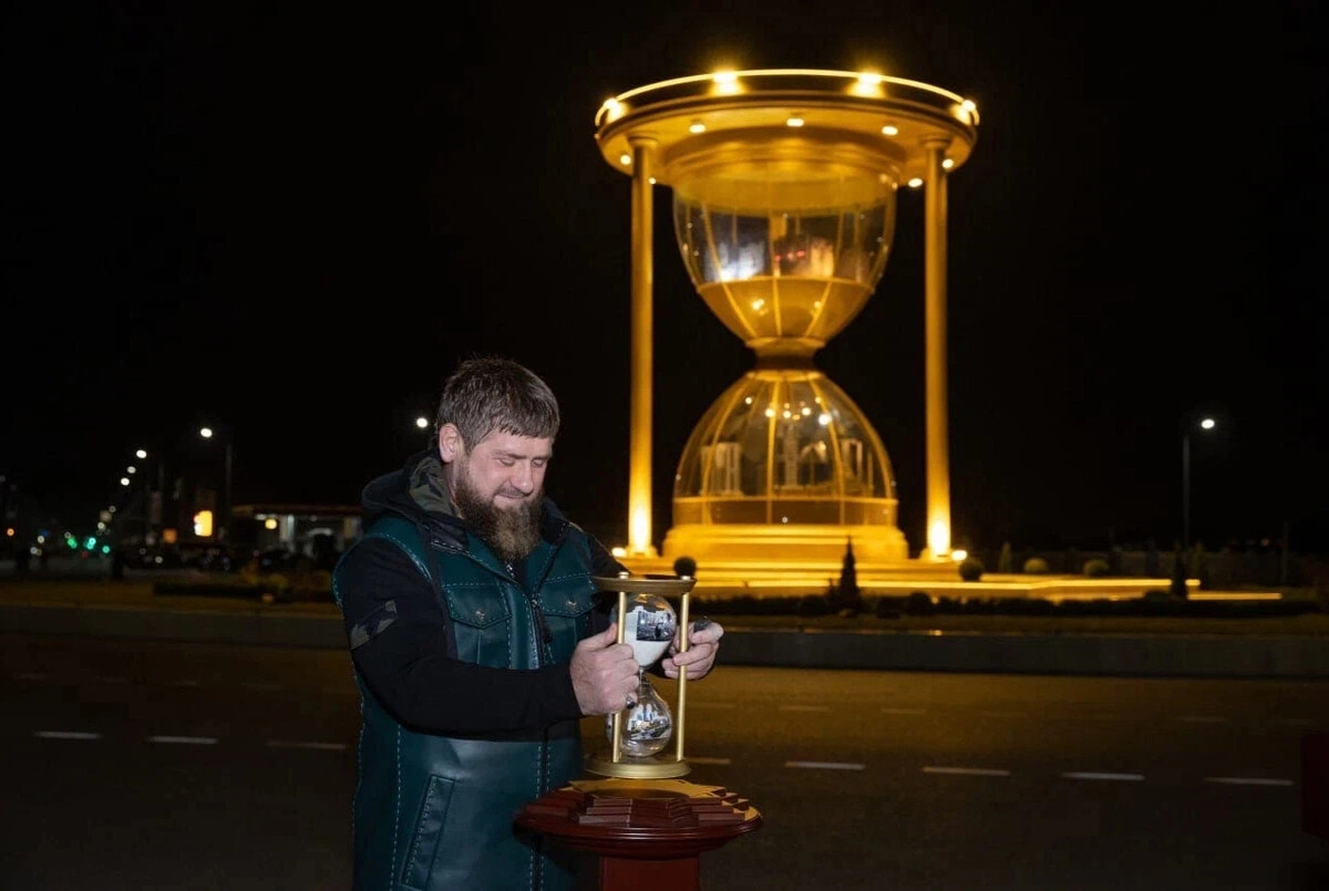 Часы песочные в Грозном памятник Грозном