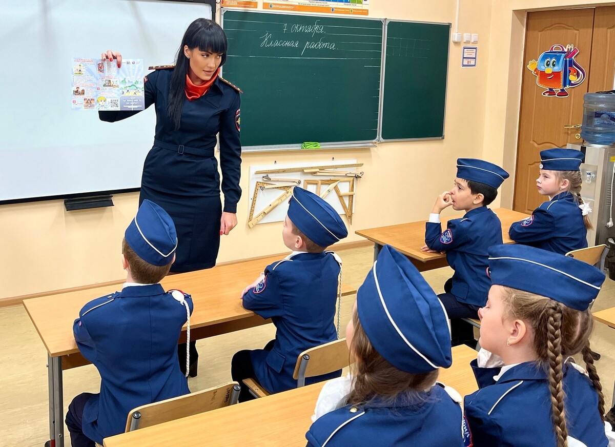 Школа картинки. Школа картинки для детей. Сотрудница школы пацанок. Картинки на тему безопасность.