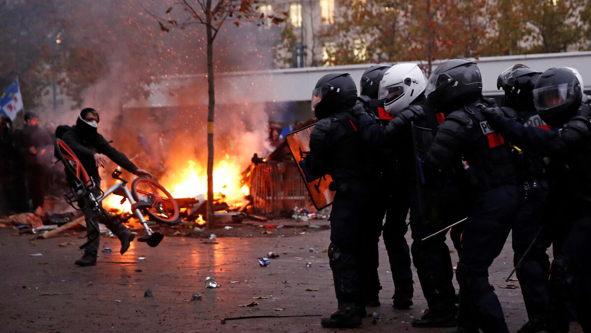 Разгон демонстрации в париже
