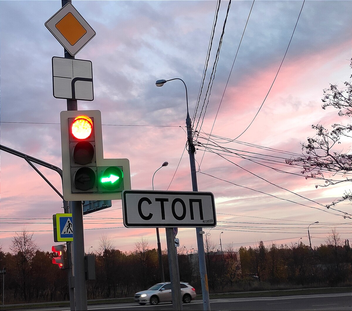 Проезд светофора. Светофоры. Светофор со стрелочками. Новый светофор для пешеходов со стрелкой.