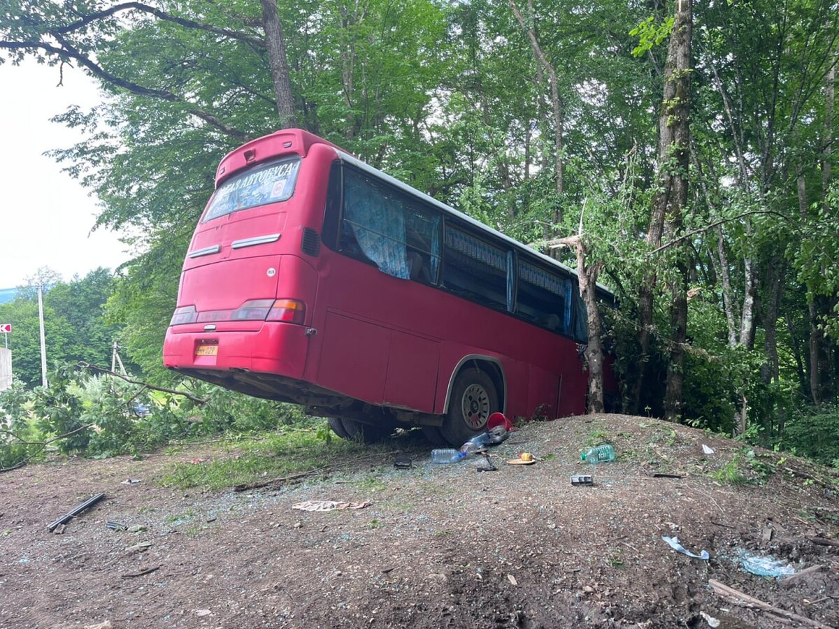 Дтп с автобусом. ДТП С автобусом в Краснодарском крае. Авария автобуса в Краснодарском крае.