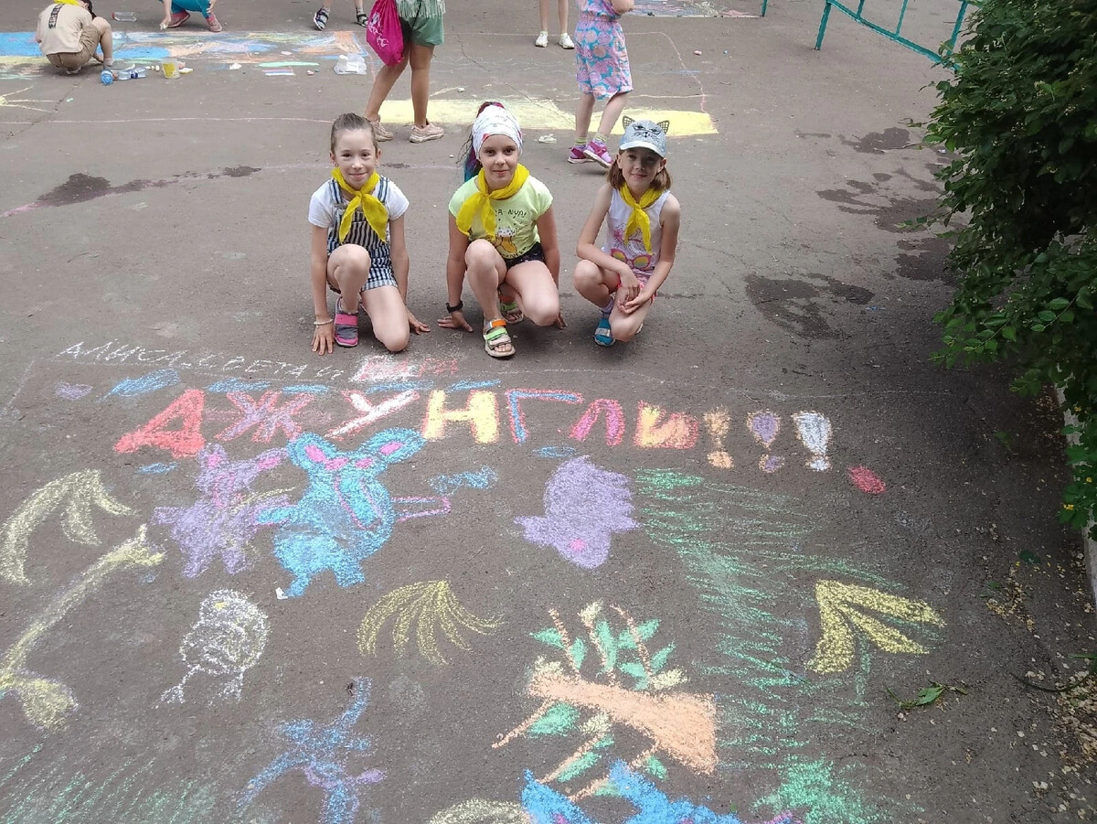 Взрослые и дети рисуют на асфальте. Рисование на асфальте морские жители. Наш отряд одуванчики. Игры на асфальте с морской тематикой. Дюц 14 набережные