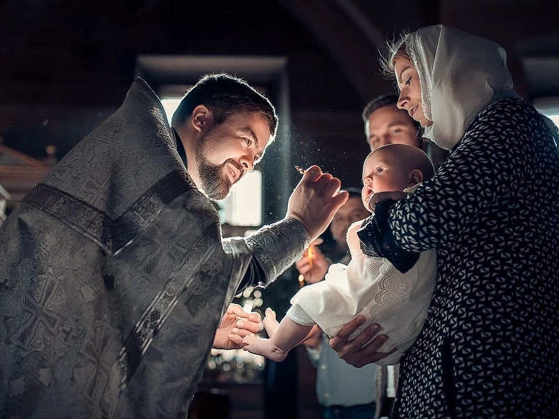 Молодые отцы всегда. Дети в храме на Пасху фотограф Кубар.