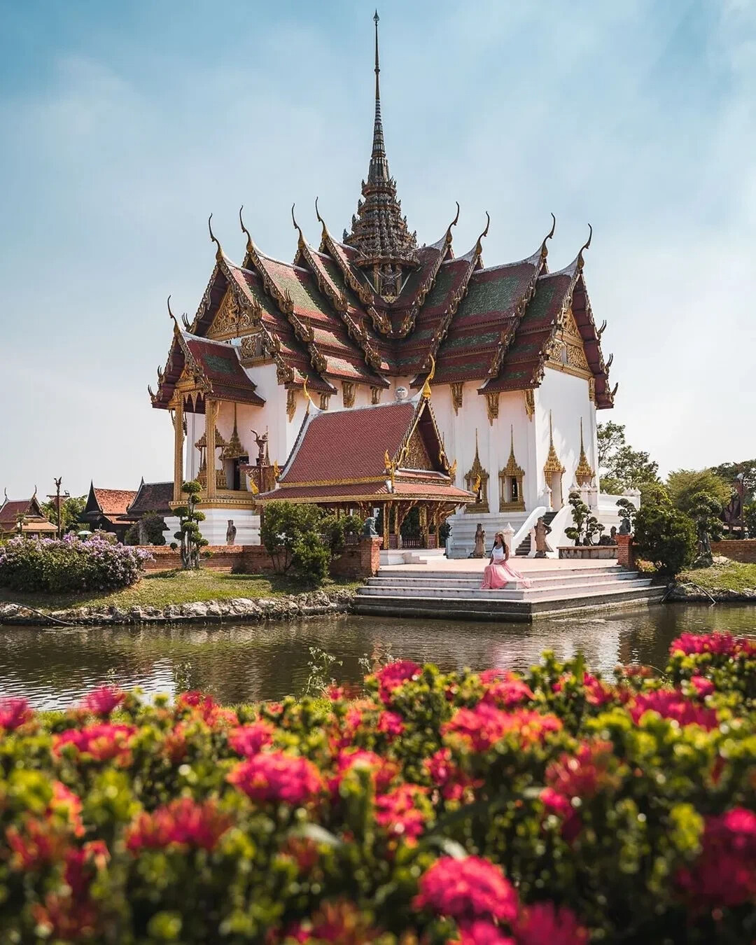 храм ват ронг кхун. белый храм в чанг рае. таиланд достопримечательности. храмовый комплекс в бангкоке. сиам тайланд.