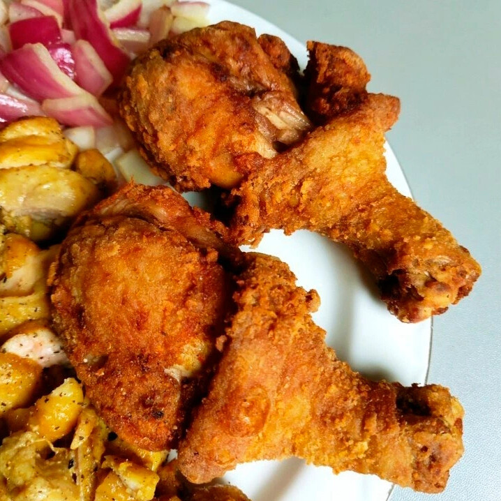 Крылья в панировке во фритюре. Курица в панировке кфс. Kfc бедрышки. Мясо во фритюре. Куриное мясо во фритюре.