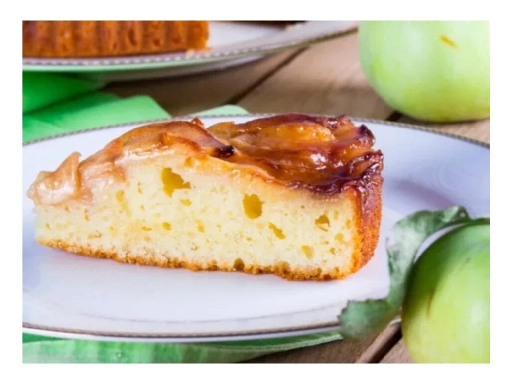 Рецепт выпечки из творога и яблок. Пирог с творогом и яблоками. Творожно яблочная выпечка. Пирог с зерненым творогом. Творожный пирог с яблоками.
