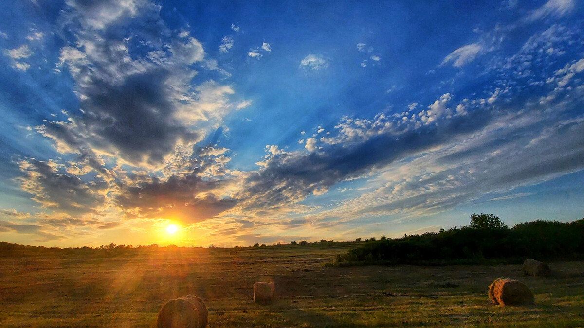 солнцестояние. солнцестояние кадры. ветер. буря и солнце. красивые облака.
