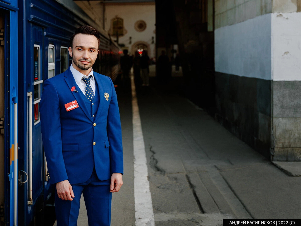 рельсы p65. поезд рельсы. чтобы стоял железно. таблетки для повышения потенции у мужчин. человек на железной дороге.