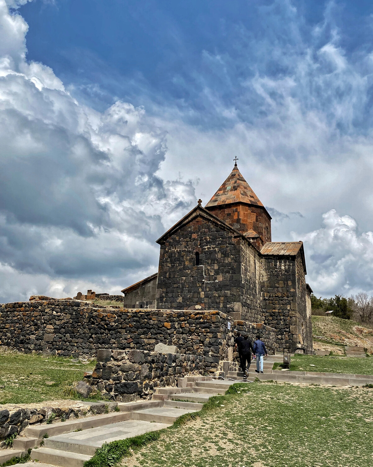 Озеро севан рестораны. Севан мкрчян. Севан монастырь севанаванк. Севанаванк монастырь армения. Озеро севан армения.