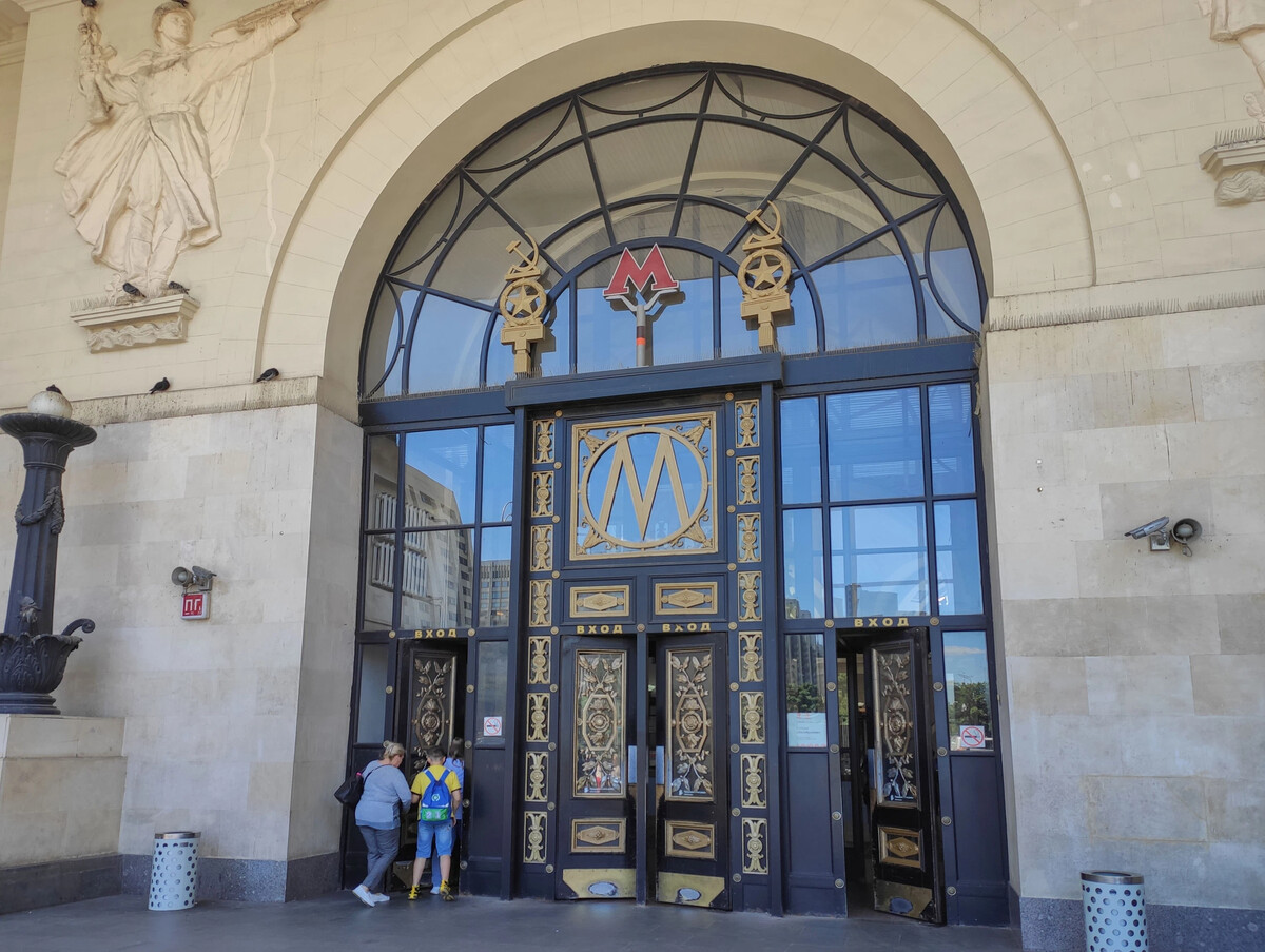 Московское метро готовится к зиме с установкой новых дверей