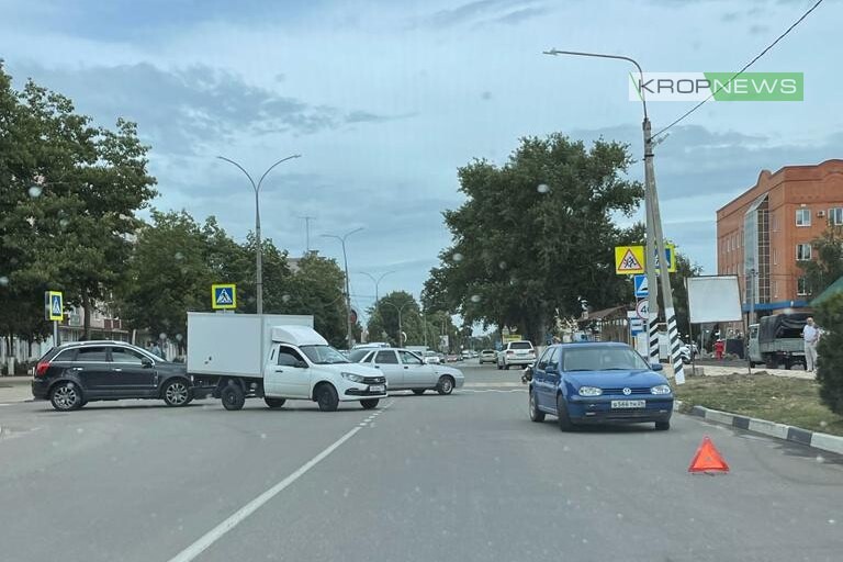 Выезд на перекресток на красный. ДТП В Кропоткине за последние. Перекресток красный проспект и Коммунистическая. Авария на Кропоткина- Ставрополь23.12.2022. Невинномысск Кропоткин ДТП 25 11 2022.