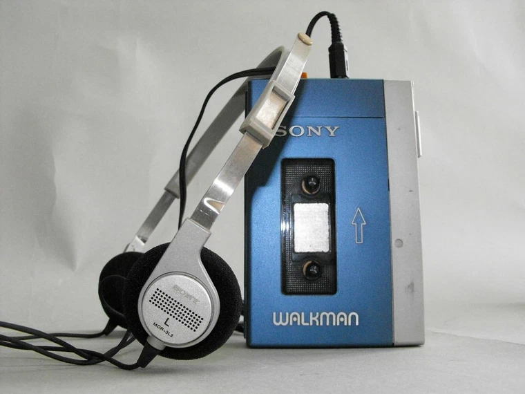 Наушники cassette. Кассетный плеер Sony Walkman TPS-l2. Sony Walkman TPS-l2 наушники. Кассетный плеер Sony Walkman 1979. Walkman и наушники MDL-3l2.