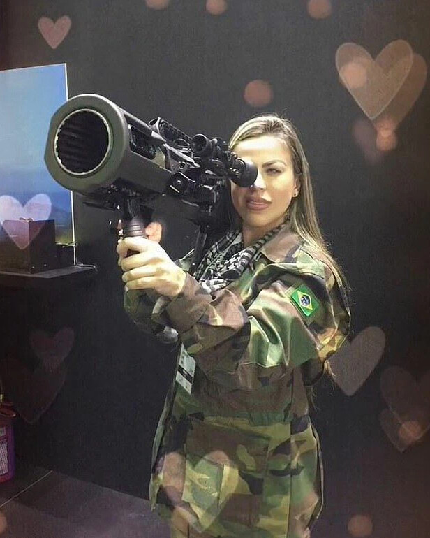 Бразильская снайперша талита. Талита дювалье. Талиты ду валли. Талита модель снайпер. Талиты ду валли.